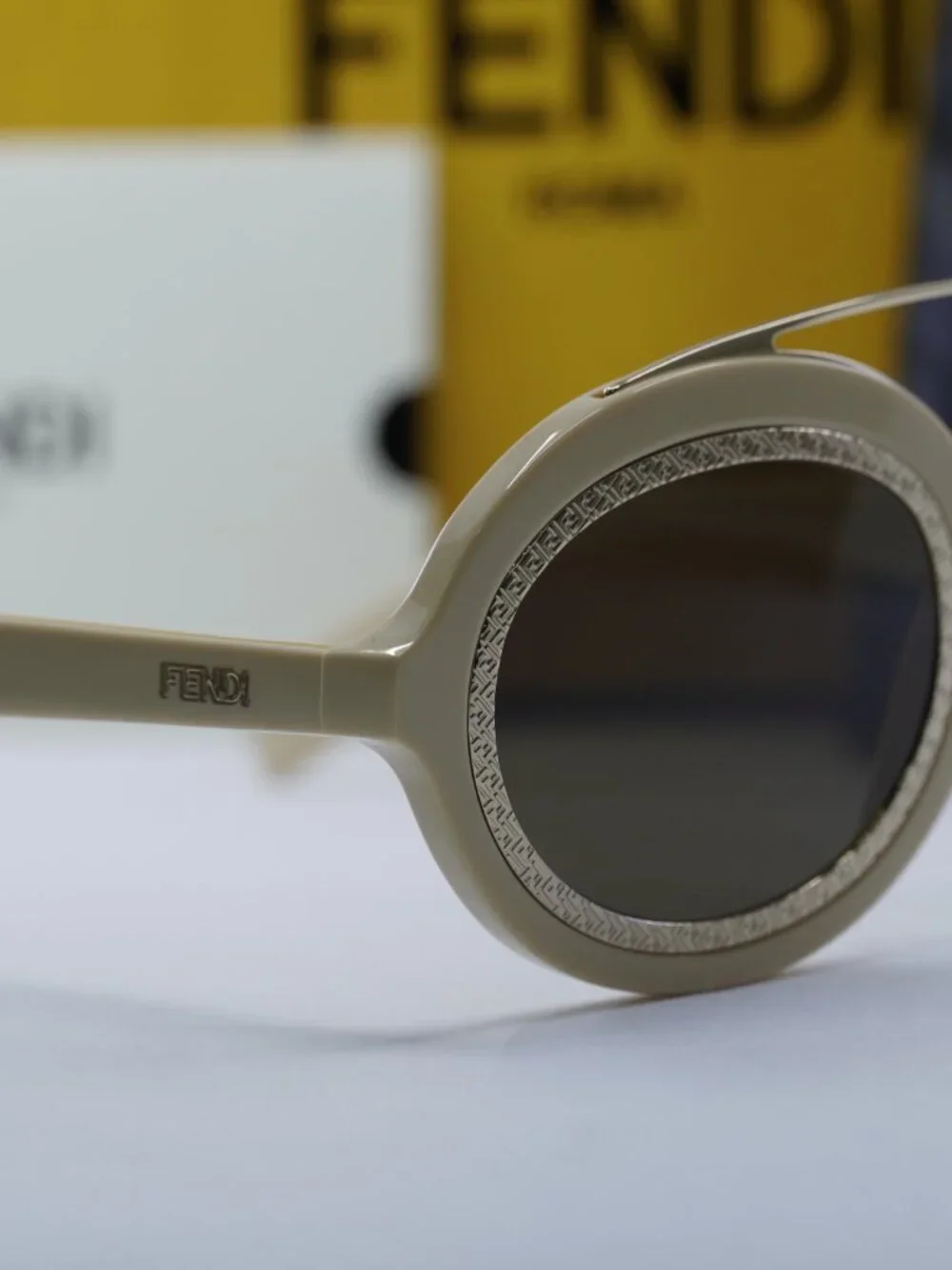 Fendi FE40094I 25E Oval Sunglasses - Ivory/Gold / Brown